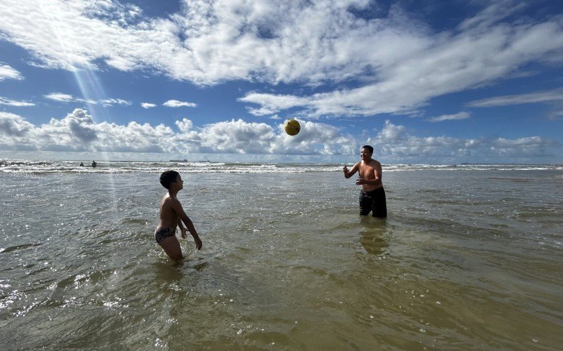 Semanas de mar claro agradam aos veranistas no litoral norte