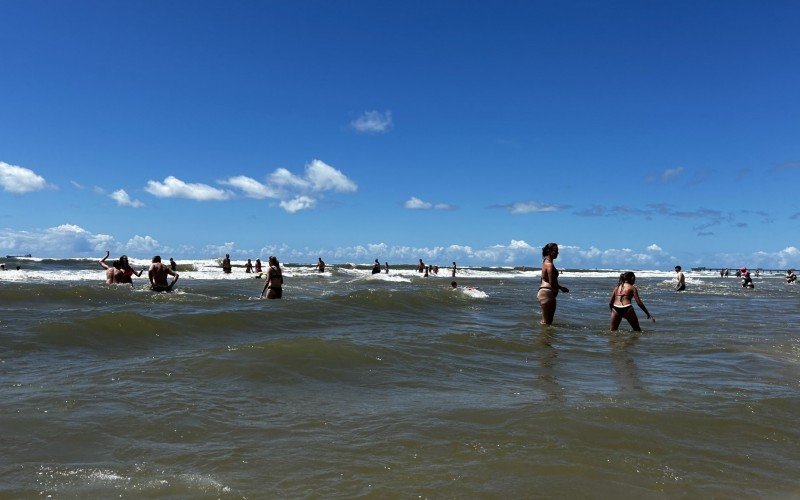 Semanas de mar claro agradam aos veranistas no litoral norte