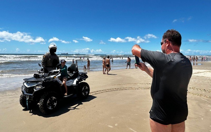 Alexandre registra o filho Lucas na viatura  | abc+