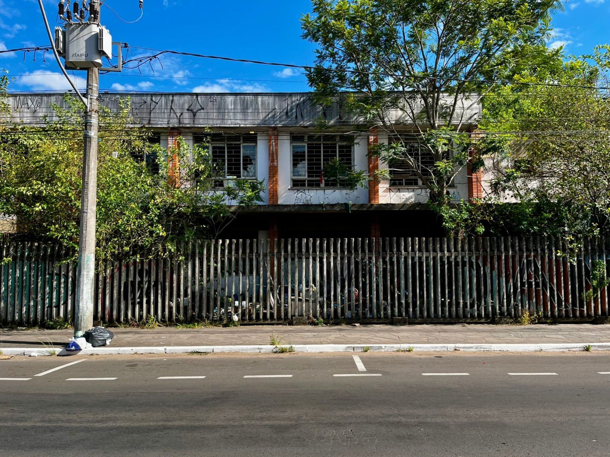 Abandonado há 17 anos, prédio do antigo Fórum abriga pessoas em situação de rua