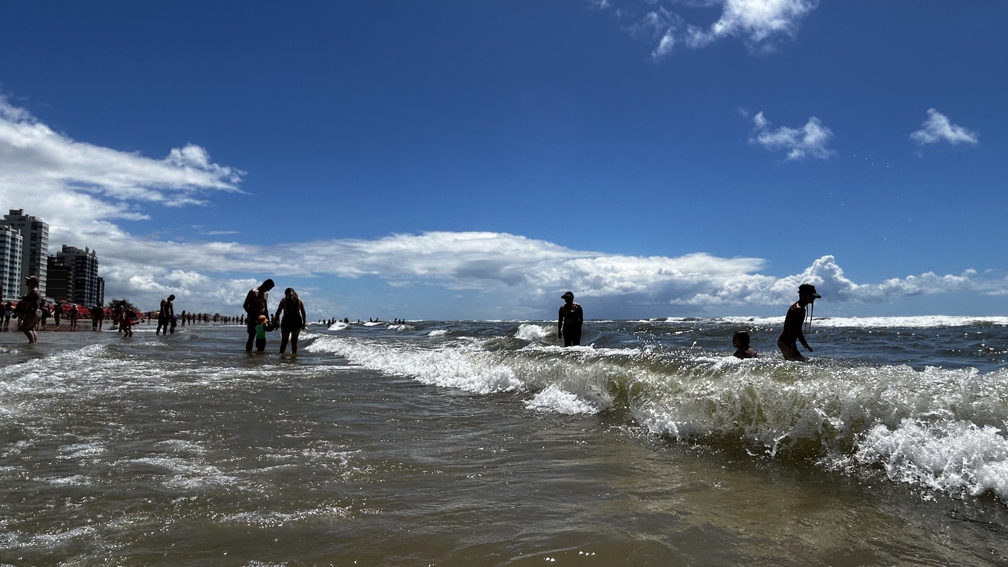 Por que o litoral norte gaúcho virou mar do Caribe nesta temporada? Pesquisador explica