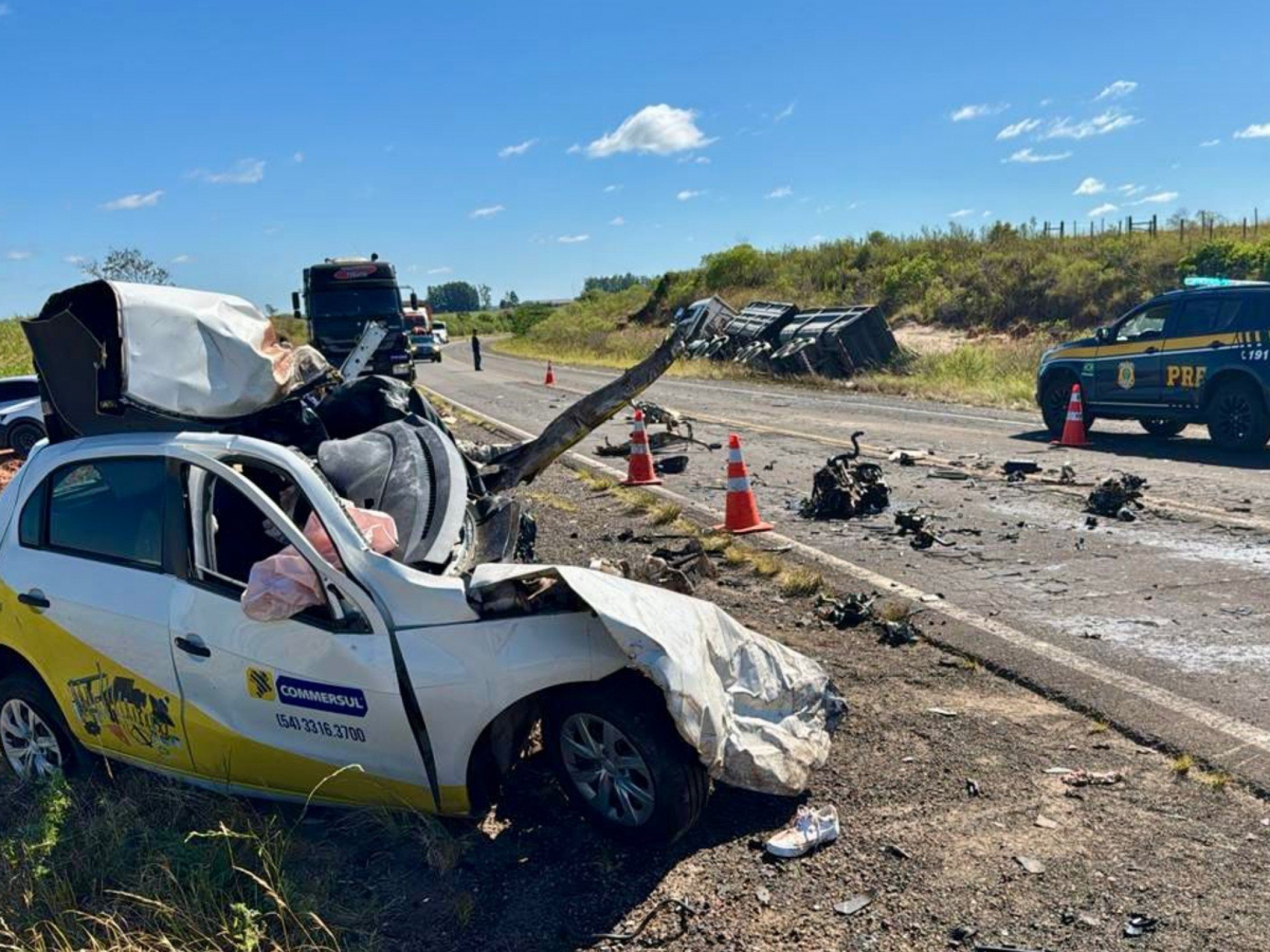 Colisão frontal entre carro e carreta bitrem mata motorista de Campo Bom