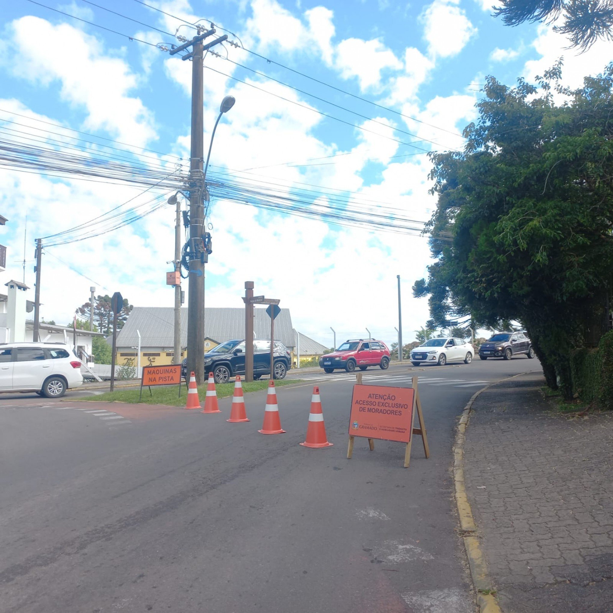Rua Emílio Leobet tem trânsito bloqueado para obras da nova adutora de água da Corsan