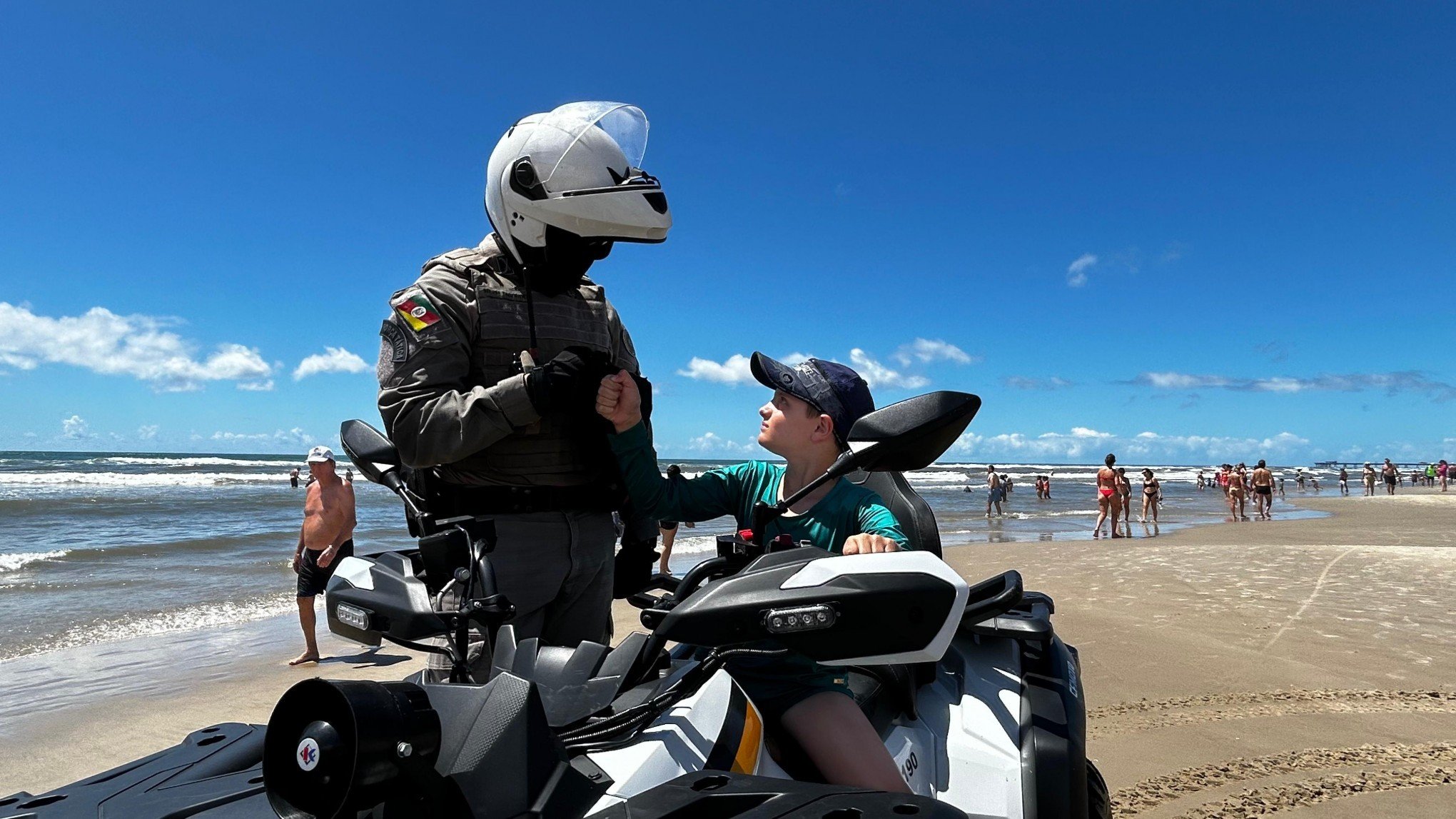Viaturas diferenciadas reforçam segurança e aproximam policiais da comunidade no litoral