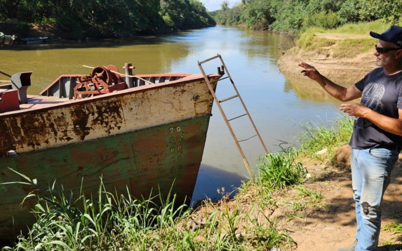 Adriano Linck, da Gama Mineradora, mostra embarcação que executa a dragagem no rio