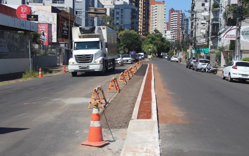 Canteiro central da Avenida Maurício Cardoso está sendo estreitado | abc+