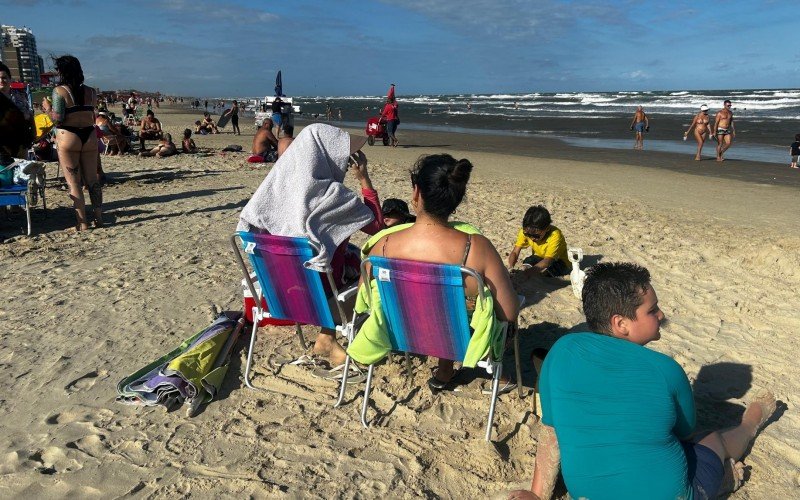 Chegada do "nordestão" não afugenta veranistas da beira-mar nesta terça-feira