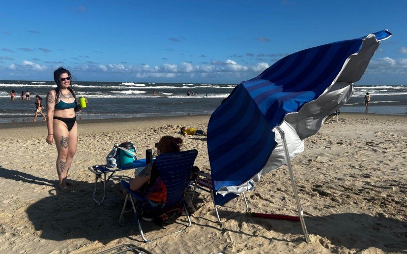 Chegada do "nordestão" não afugenta veranistas da beira-mar nesta terça-feira