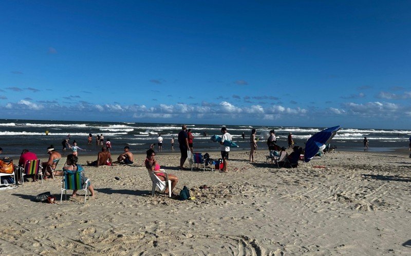 Chegada do "nordestão" não afugenta veranistas da beira-mar nesta terça-feira