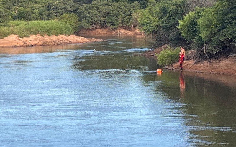 Bombeiros fazem buscas por jovem desaparecido no Rio dos Sinos
