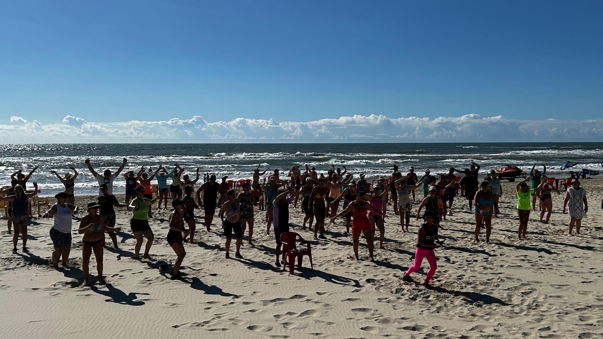 VÍDEO: Aulão de dança movimenta beira-mar em Imbé e promove qualidade de vida para idosos