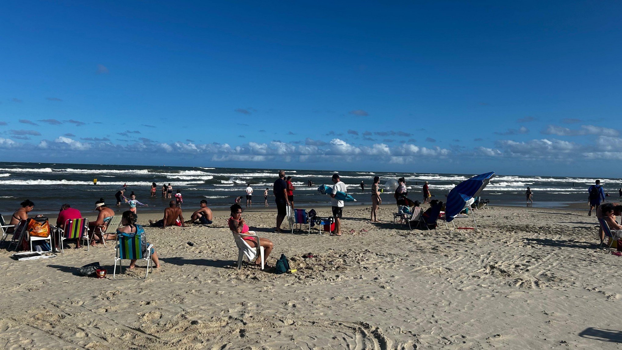 VÍDEO: Chegada do "nordestão" não afugenta veranistas da beira-mar nesta terça-feira