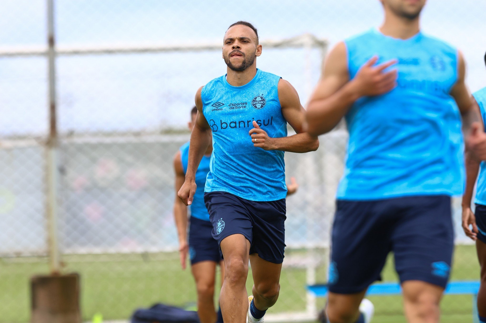 Braithwaite sofre lesão e deve desfalcar o Grêmio na estreia no Brasileirão