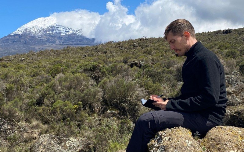 Guilherme Winter chegou no Kilimanjaro, o topo da África, em 2023