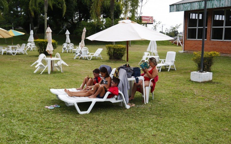 Família da Carla aproveita as férias com piscina e livros