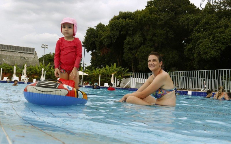 Kelly é sócia do clube desde 2017 e trouxe a filha Helena para se divertir na piscina