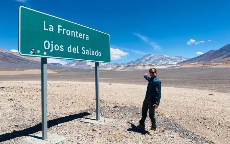 vulcão fica na fronteira do Chile com a Argentina