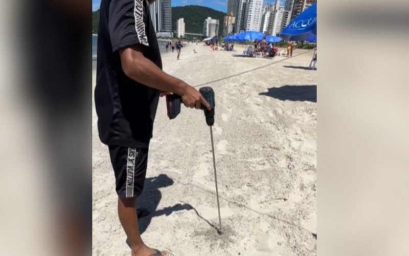 Vídeo que viralizou nas redes sociais mostra homem fazendo furo na areia em praia de SC | abc+