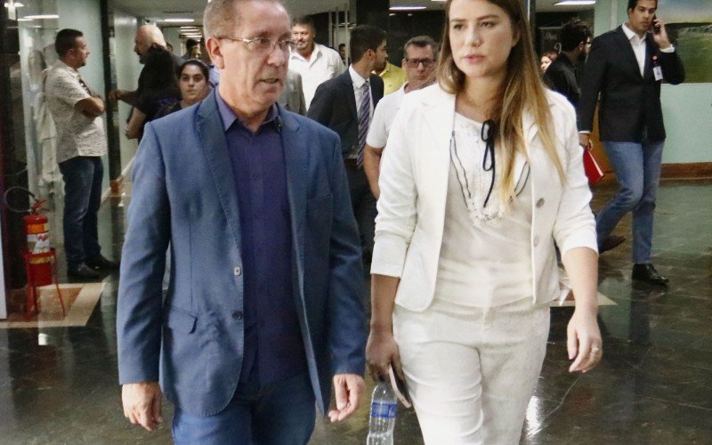 Prefeito Airton Souza e a nova diretora do HU, Raquel Almeida Caetano