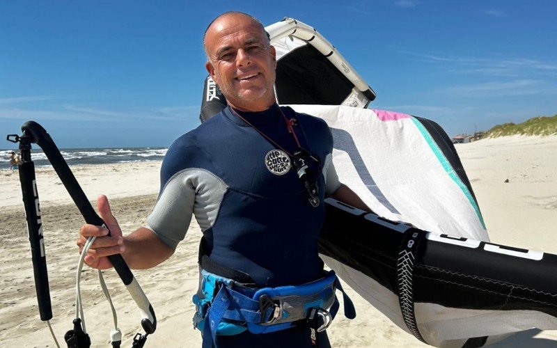 Sidi é praticante e instrutor de kitesurf no litoral