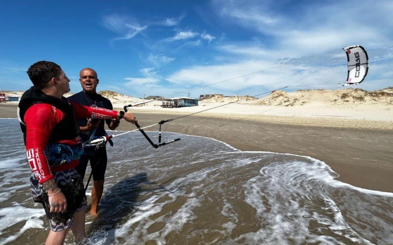 Sidi instruindo Bragança a controlar a pipa nesta quarta-feira