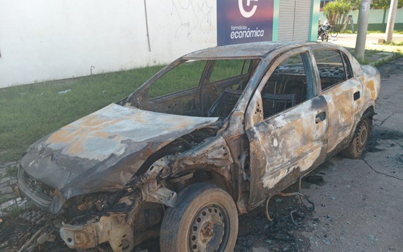 Gasolina foi usada para incinerar carro na Rua São Gabriel, no bairro Mathias Velho, já quase durante o amanhecer do dia 27 de dezembro