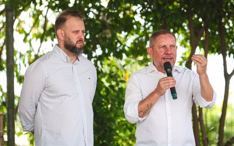 Prefeito Heliomar Franco participou da posse do diretor-geral do Semae, Gabriel Dias (E)