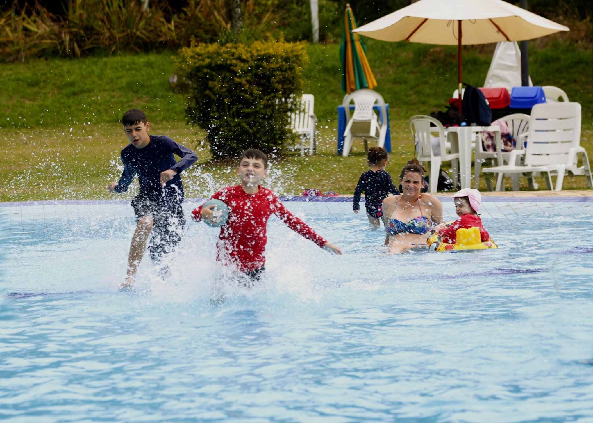 Piscinas são opções para passar o verão em Canoas