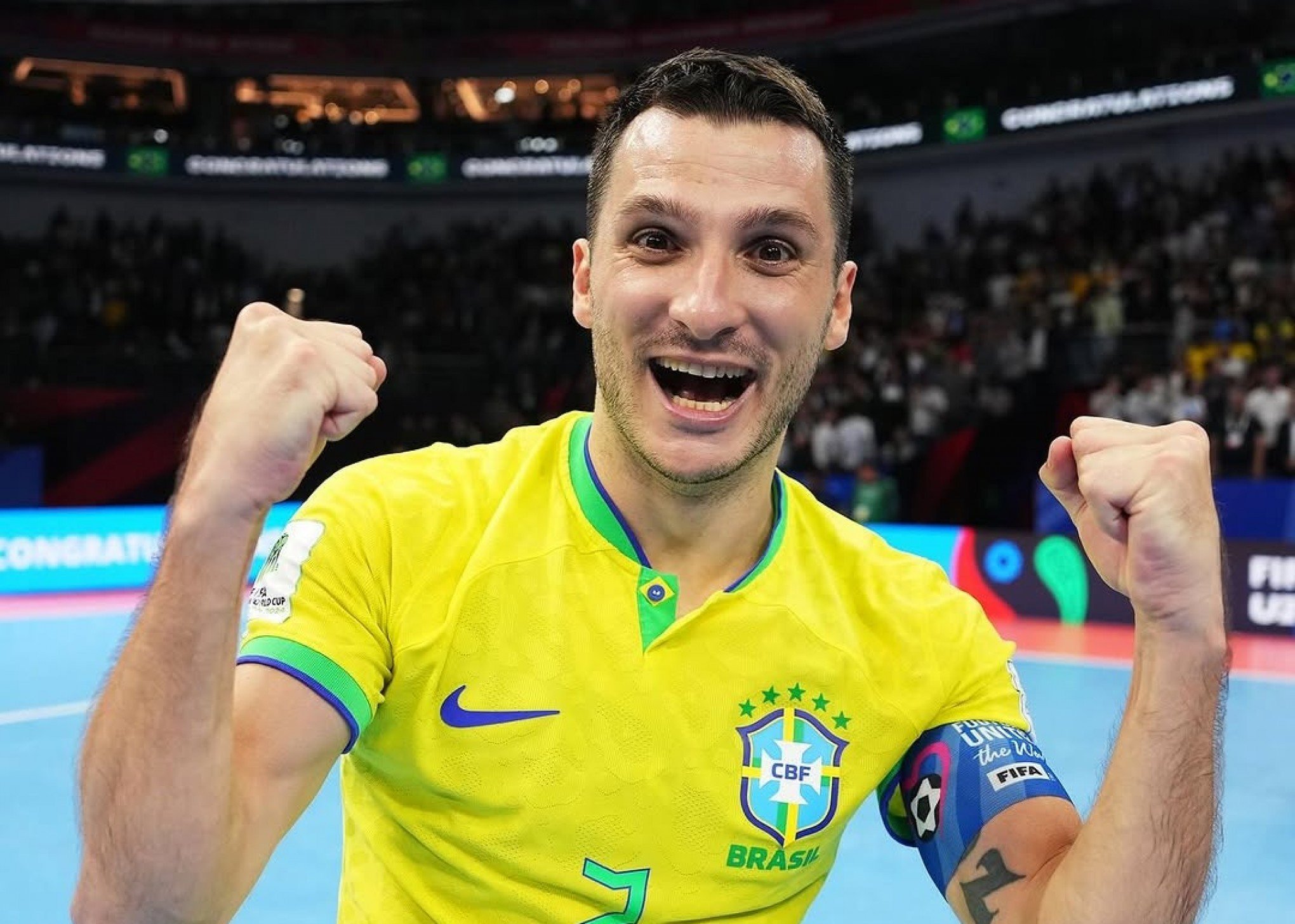 Capitão do hexa do Brasil é eleito melhor do mundo no futsal