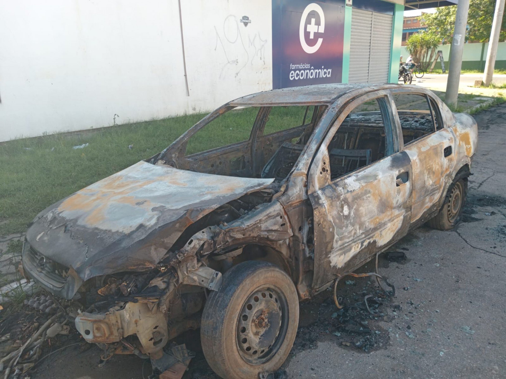 Foram litros de gasolina gastos para incendiar carros durante noite de terror em Canoas