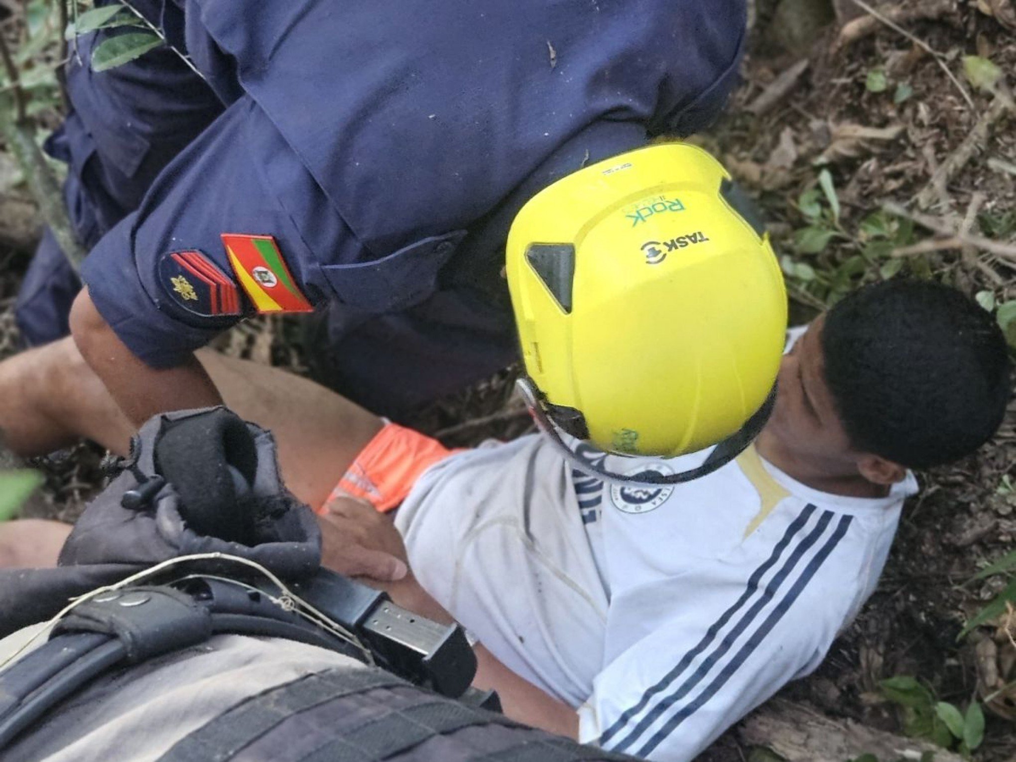 VÍDEO: Homem desaparecido cai 30 metros abaixo de monumento a santo; veja o resgate