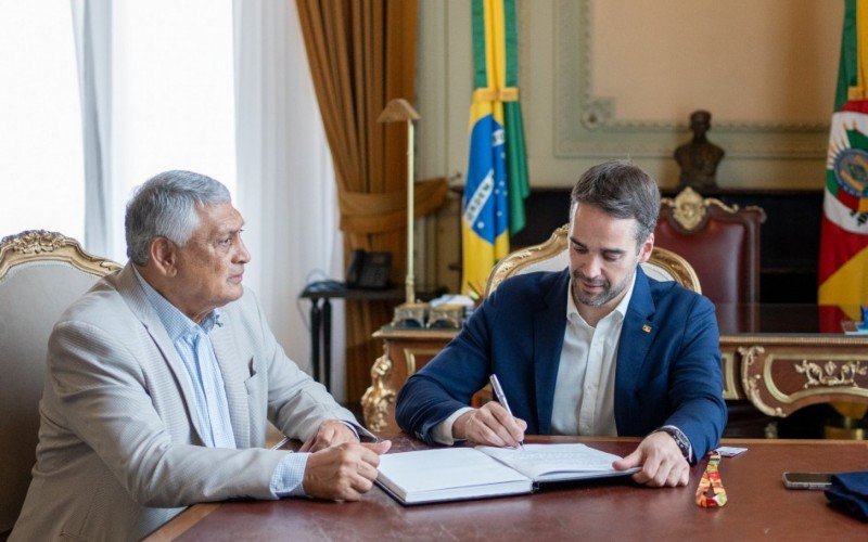 O governador reassumiu o posto, transmitido pelo presidente da Assembleia, deputado Adolfo Brito (PP) | abc+