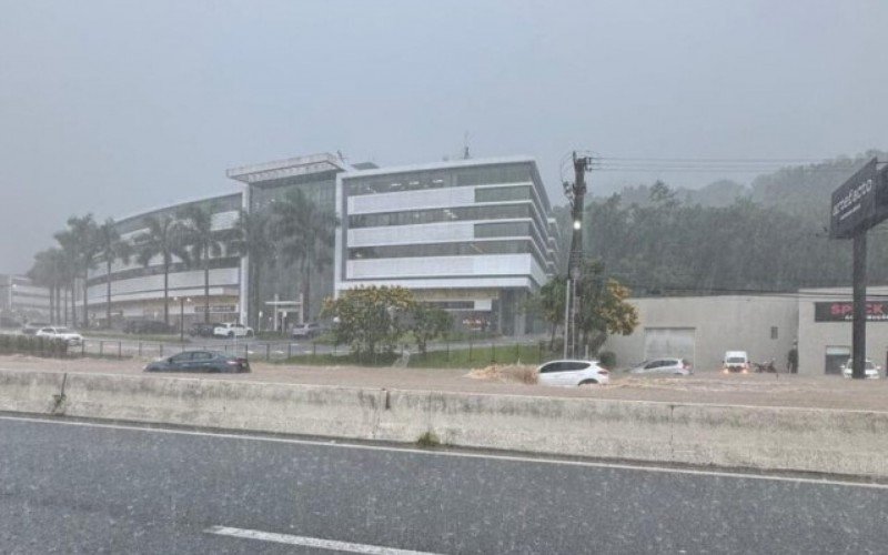 Carros não conseguiram vencer os alagamentos no sentido centro-bairro da SC-401 | abc+