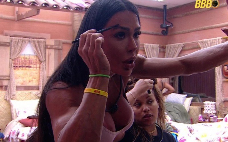 Gracyanne se maquiava quando revelou ter feito um transplante de sobrancelha no BBB 25 | abc+