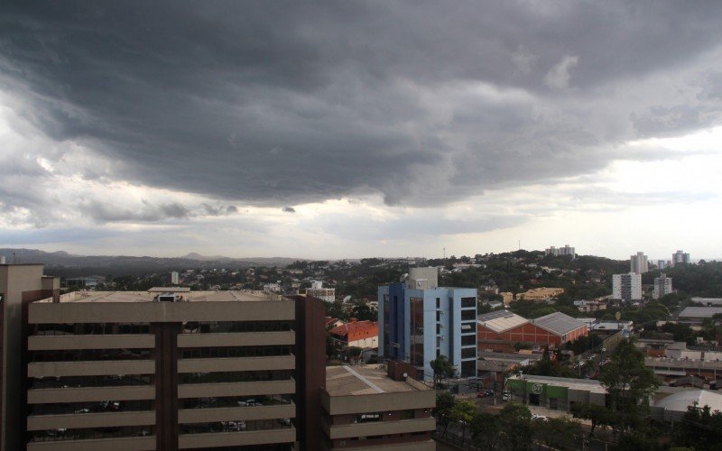 Nuvens ameaçaram temporal na tarde desta quinta-feira em Novo Hamburgo | abc+