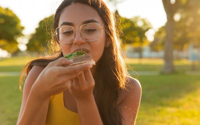 Uma forma de proteger a saúde durante altas temperaturas é evitar o consumo de certos alimentos | abc+