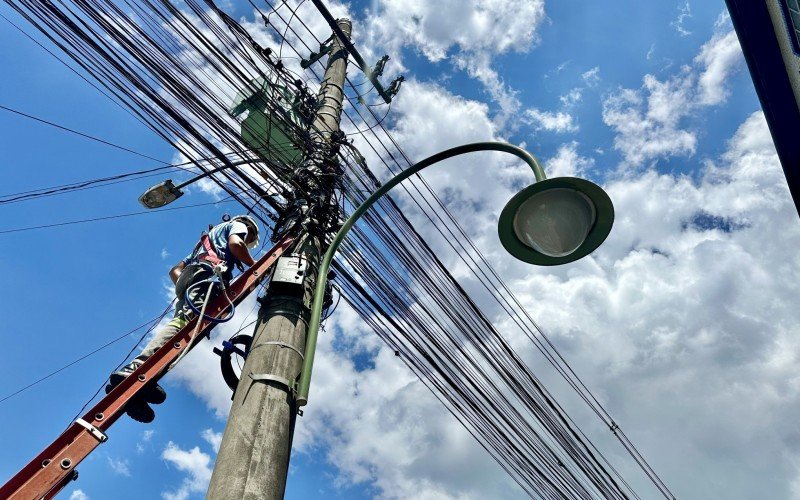 Retirada de fiação excedente iniciou na Rua São Pedro, em Gramado