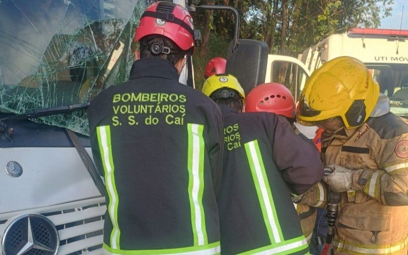 RS-122: Motorista fica preso às ferragens em acidente entre três caminhões | abc+