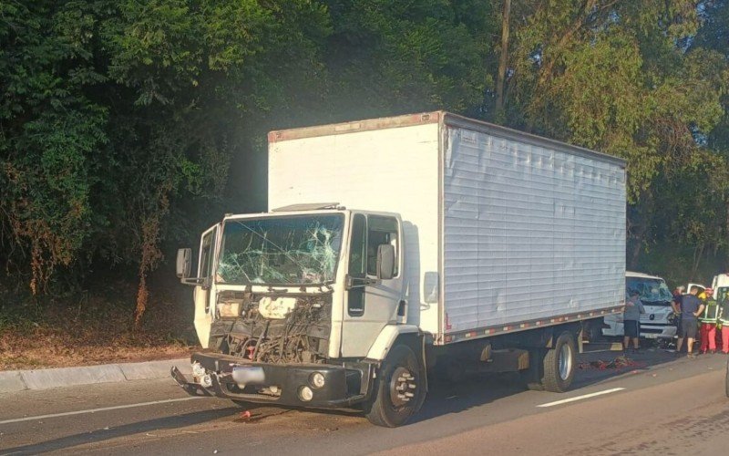 RS-122: Motorista fica preso às ferragens em acidente entre três caminhões | abc+