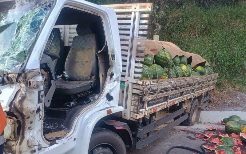 RS-122: Motorista fica preso às ferragens em acidente entre três caminhões | abc+