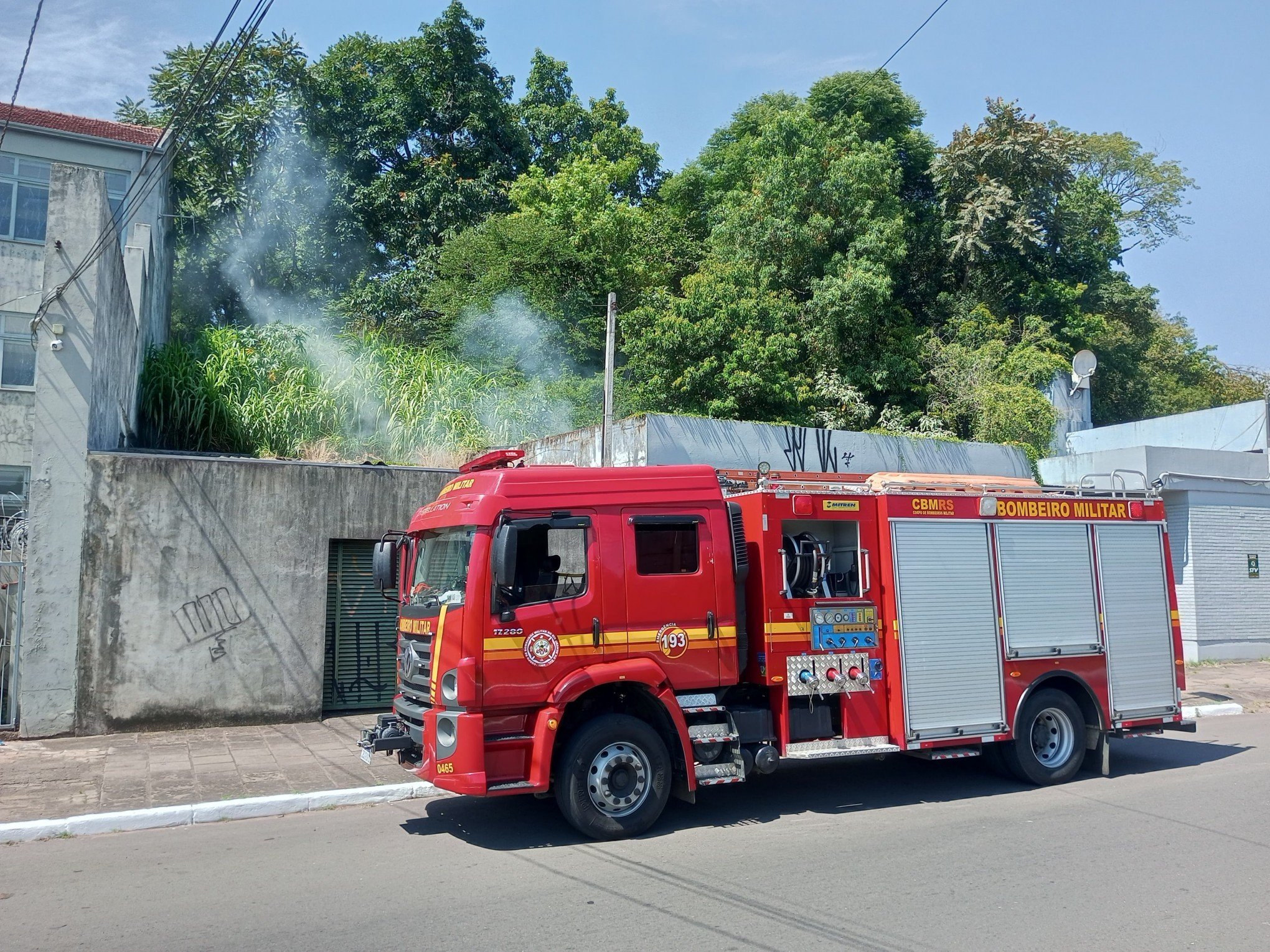 Fumaça em prédio chama atenção de moradores em Novo Hamburgo; veja fotos