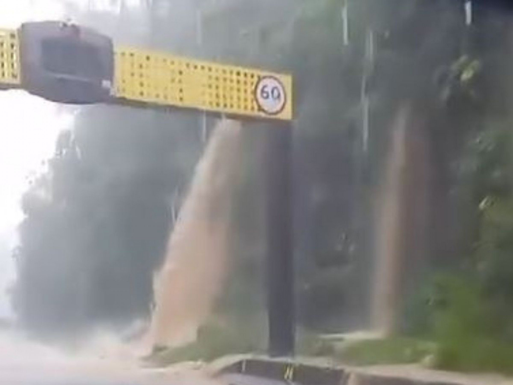 VÍDEO: BR-101 tem tráfego de veículos interrompido após rodovia virar cachoeira