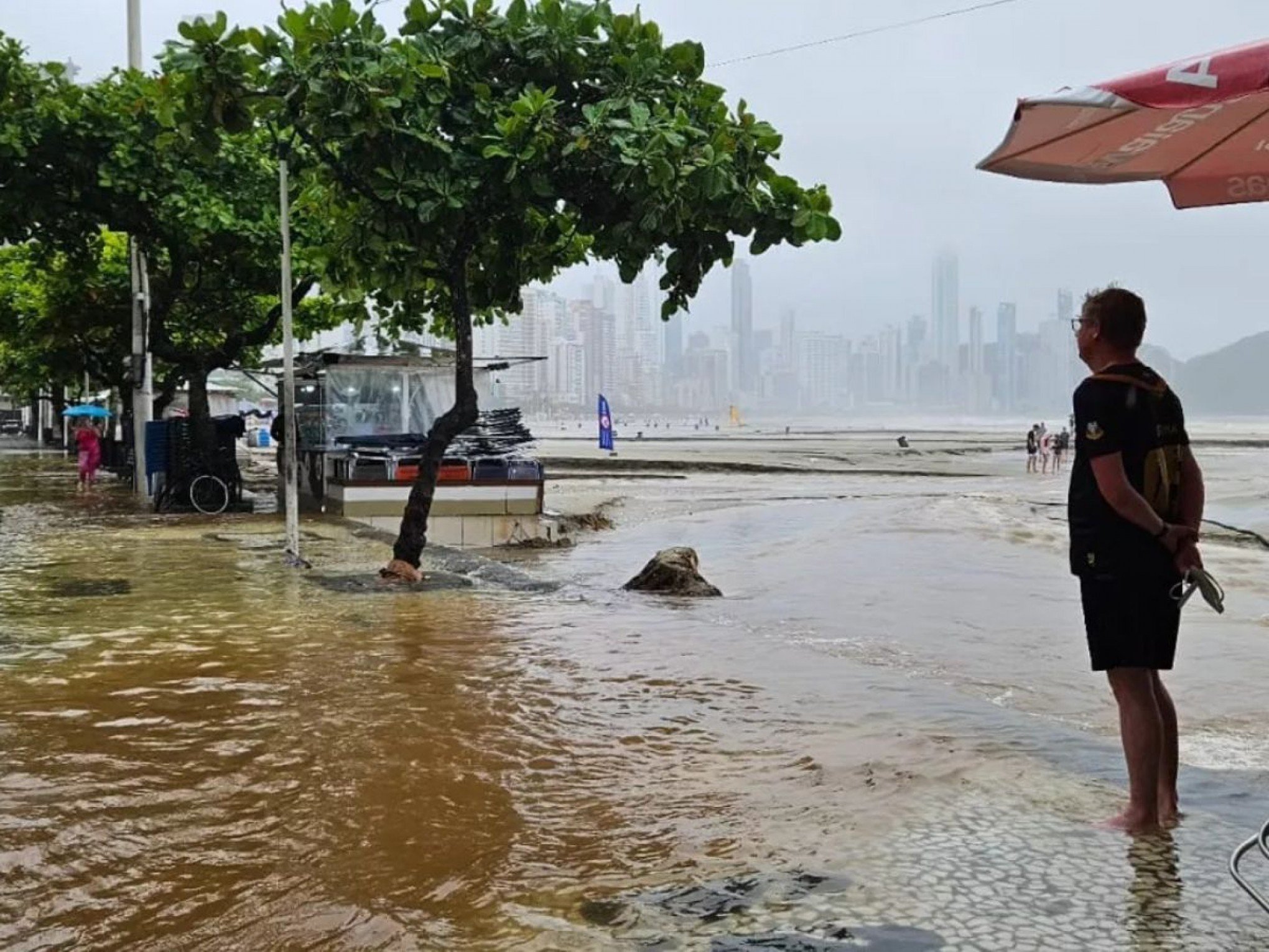 "Inundação repentina": Saiba se chuvarada em SC tem relação com bolha de calor