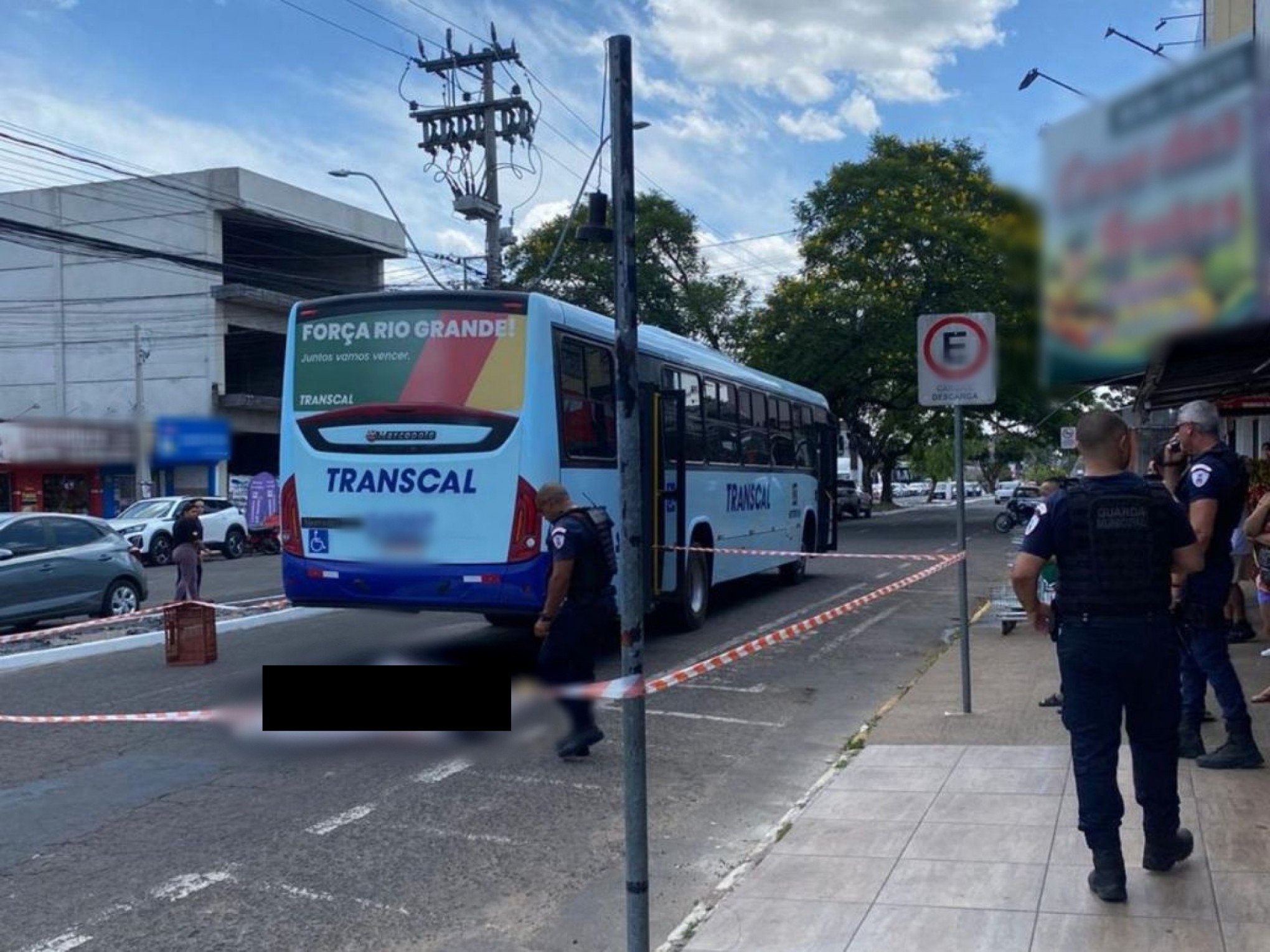 Mulher morre após ser atropelada por ônibus na região metropolitana