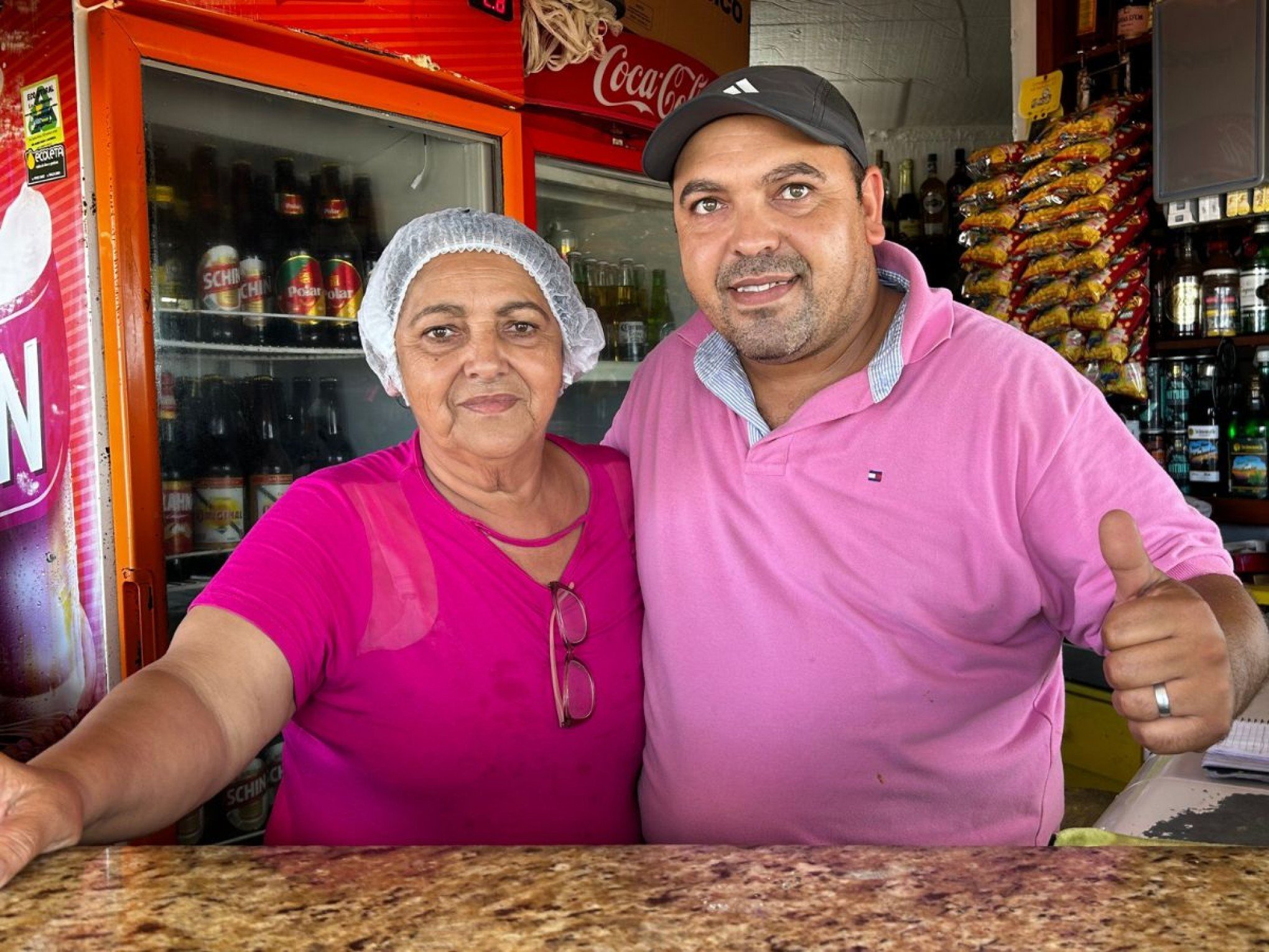 Protásio Júnior e a mãe, donos do Quiosque do Mineiro, afirmam que conseguiram manter os mesmos preços do ano passado | abc+