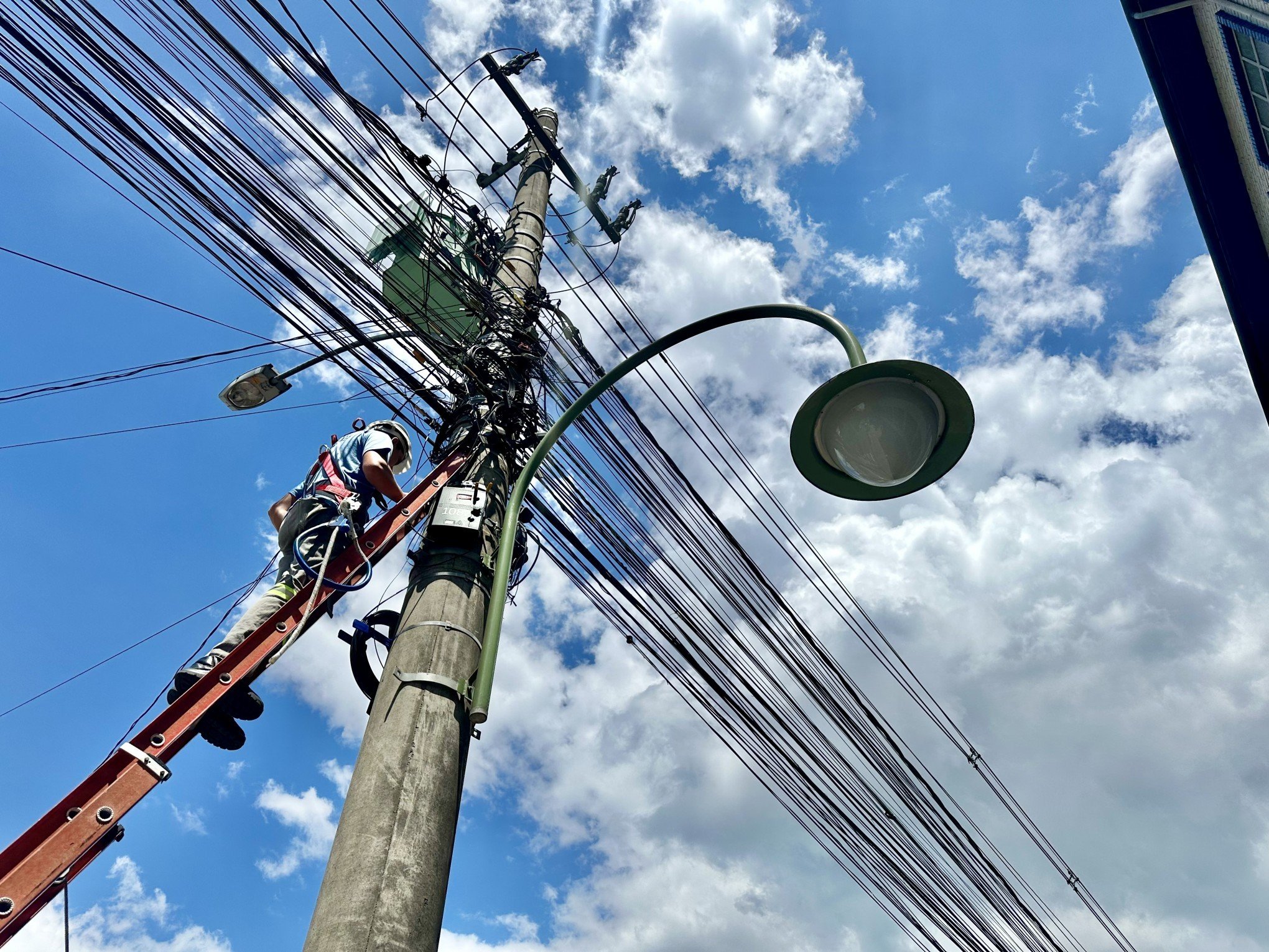 Mutirão de limpeza em postes na Rua São Pedro retira 360 quilos de fios inutilizados