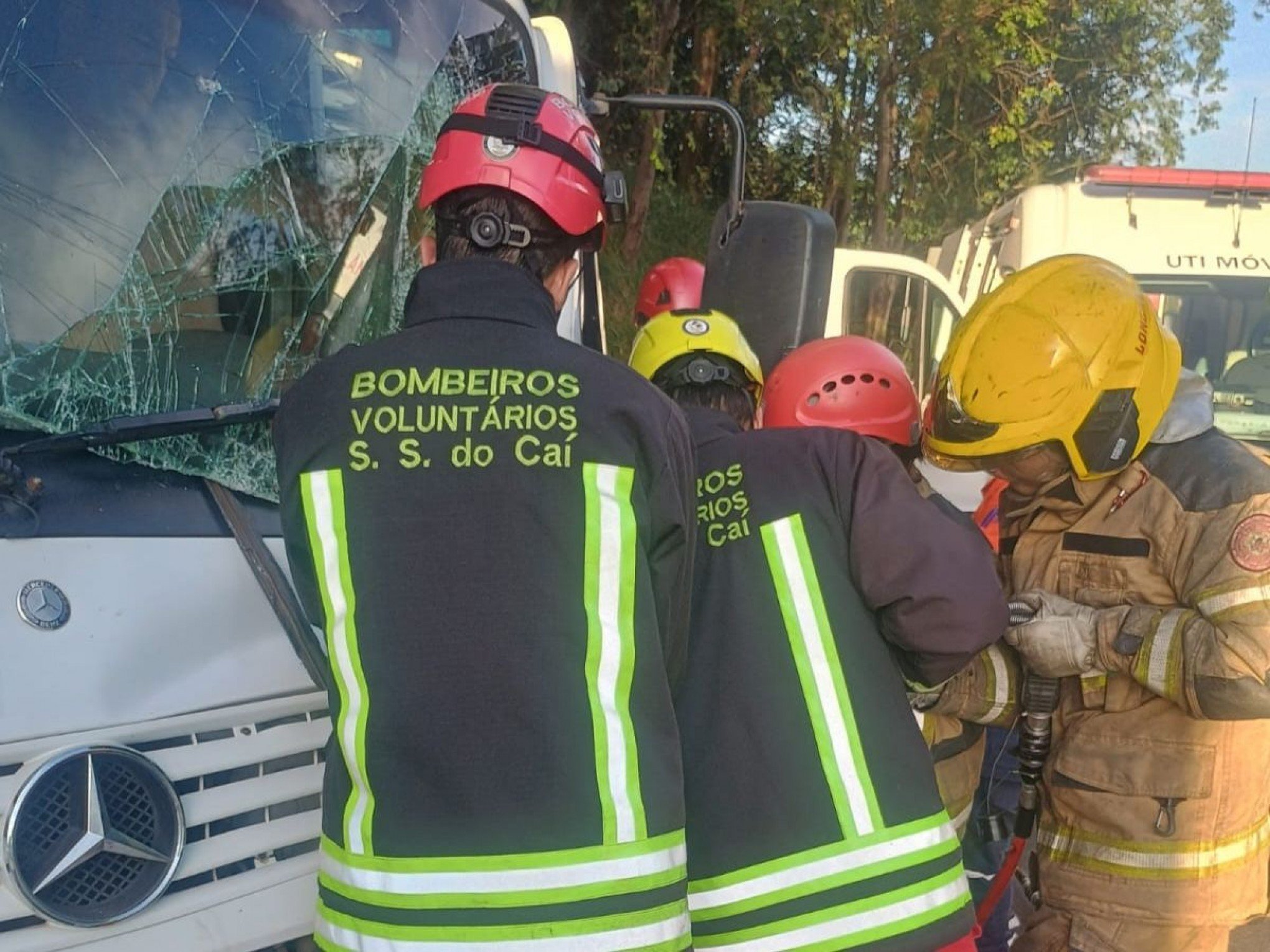 RS-122: Motorista fica preso às ferragens em acidente entre três caminhões