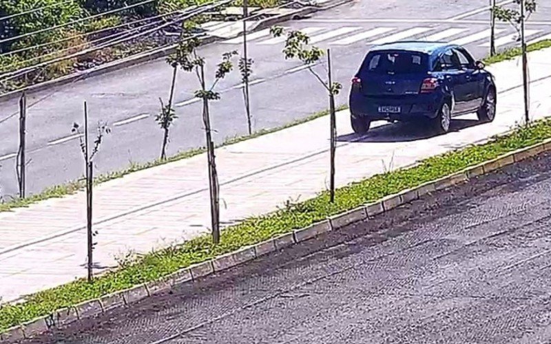 Carro circula pelo caminhódromo recém-construído no principal acesso a Estância Velha | abc+