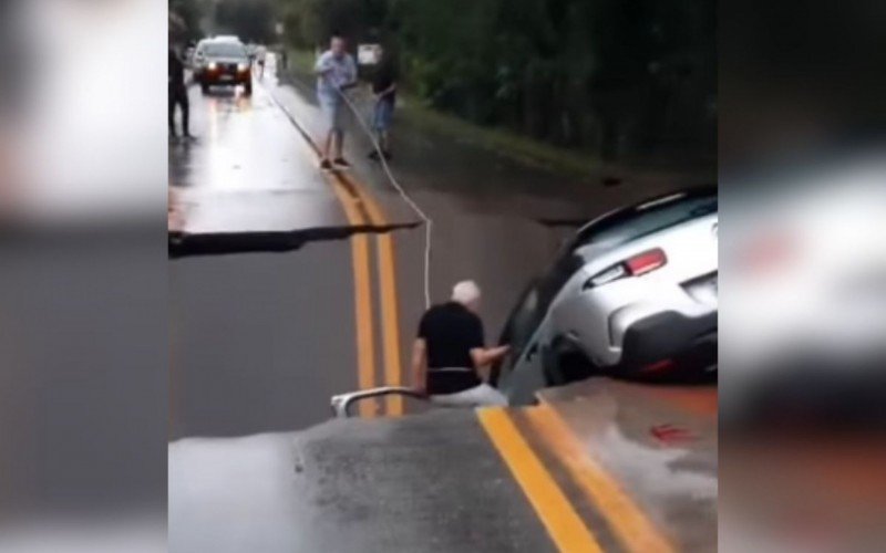 Carro com motorista cai em cratera em Florianópolis | abc+