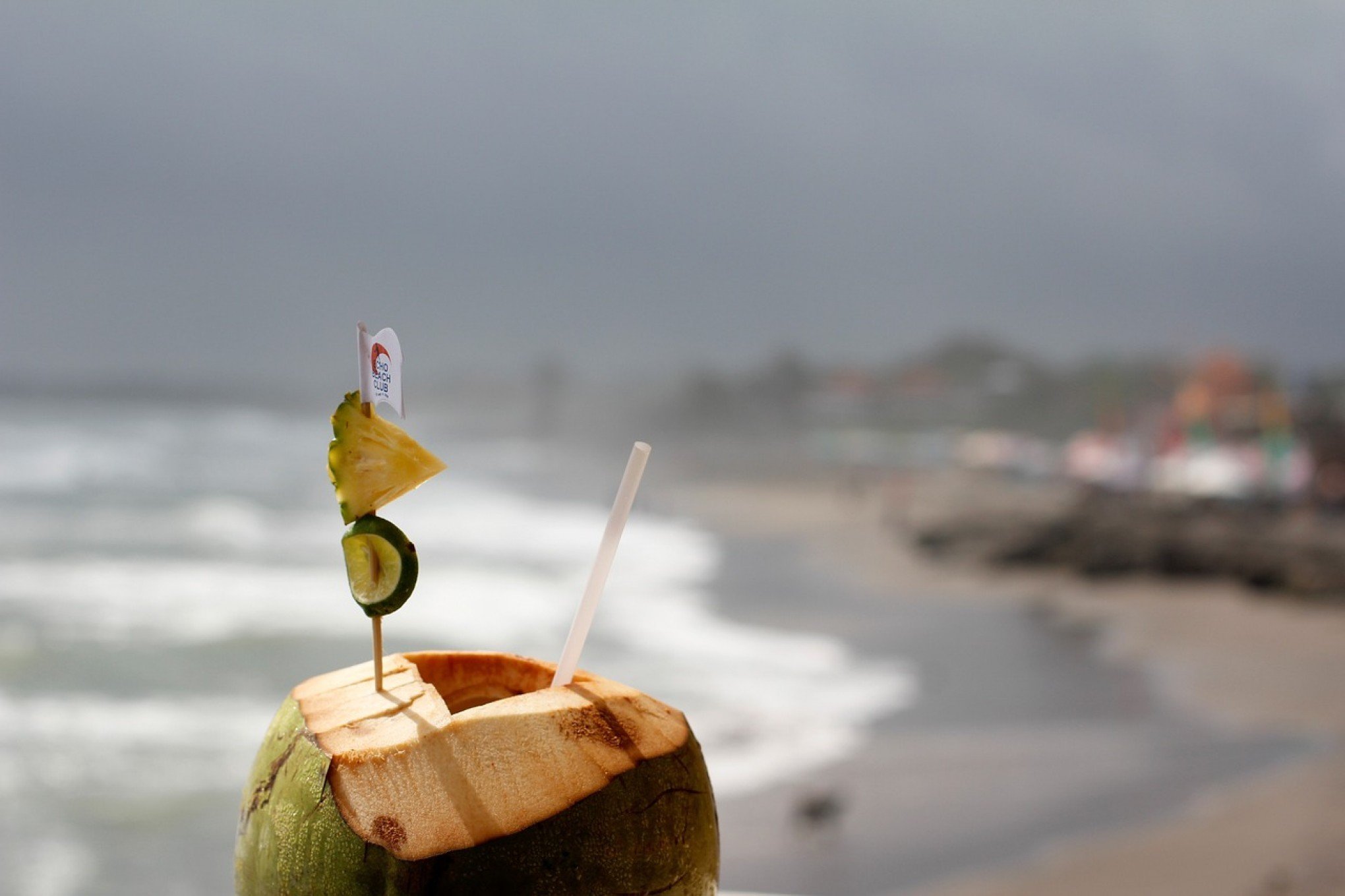 Caipirinha, água de coco e milho: O preço "salgado" dos produtos mais procurados das praias